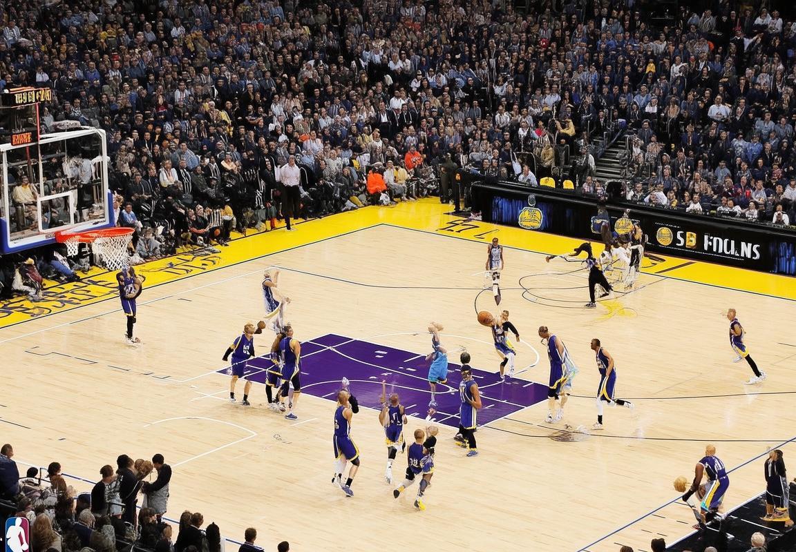 2015国王VS勇士经典对决：战术解析与球员亮点回顾